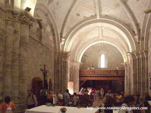 INTERIOR DEL TEMPLO HACIA LOS PIES